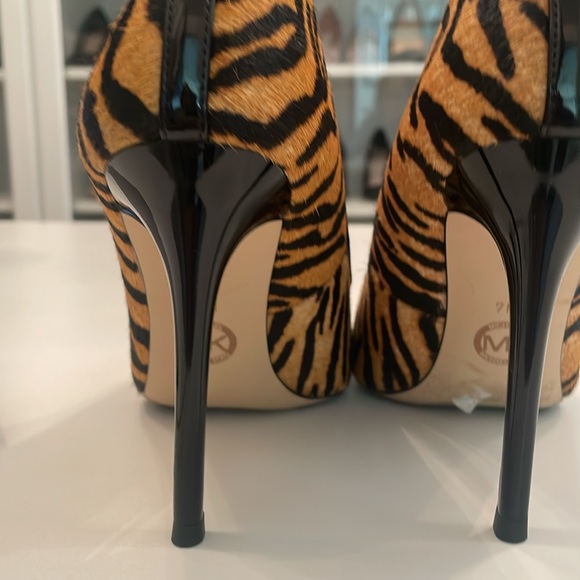 Michael Kors, Parker Tiger Print Calf Hair and Leather pump. - Picture 2 of 5